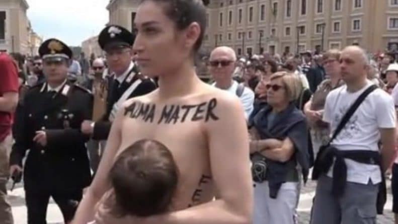 Общество: "Кормлю грудью, где хочу!": активистка Femen провела голую акцию с младенцем в Ватикане