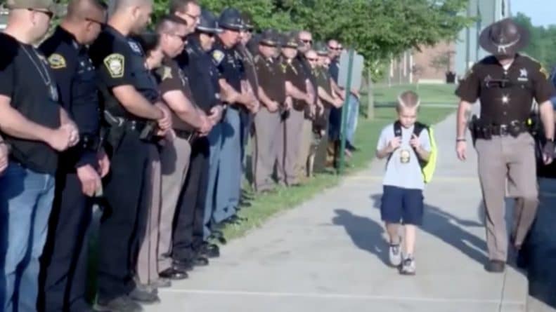 Общество: 70 офицеров сопроводили пятилетнего мальчишку в школу после гибели его отца-полицейского