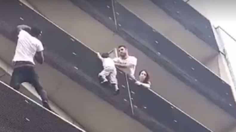 В мире: "Человек-паук" и герой Франции: иммигрант из Мали спас ребенка, который свисал с балкона 4-го этажа