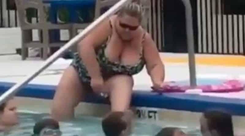Видео: Женщина решила побрить ноги в бассейне, в то время как он был переполнен отдыхающими