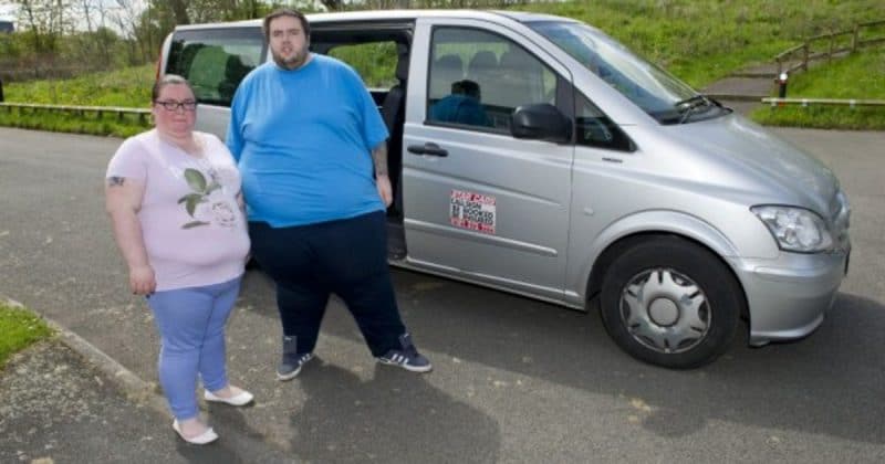 Общество: Паре с общим весом в 349 кг запретили пользоваться такси из-за двух сломанных подвесок