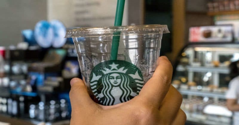 Общество: Жизнь без пластика: Starbucks переходит на бумажные трубочки