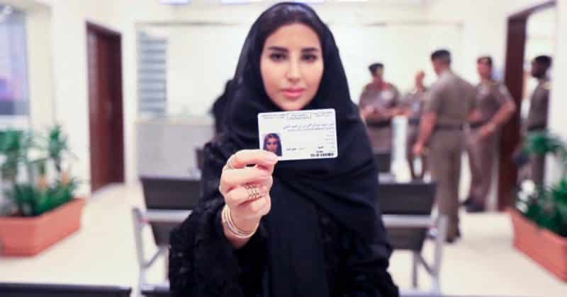 В мире: Саудовская Аравия начала выдавать водительские права женщинам после десятилетий запрета на равные права вождения