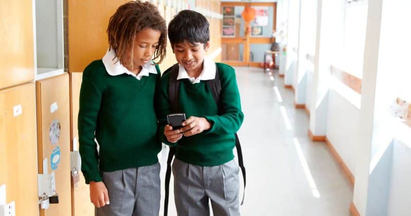 Технологии: Должны ли мы запретить мобильные телефоны в школах? Последует ли Великобритания примеру Франции?