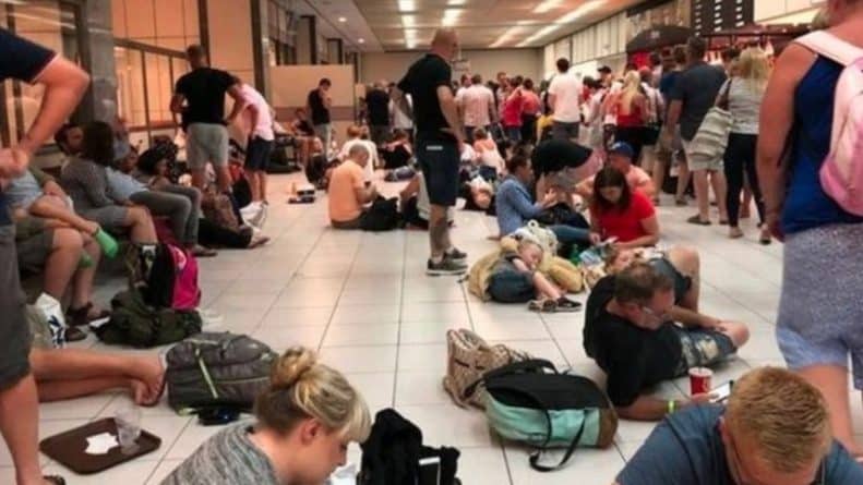 Общество: Аэропорт Бристоль вызвал полицию, чтобы успокоить злых пассажиров, которые ждали свой багаж больше 5 часов