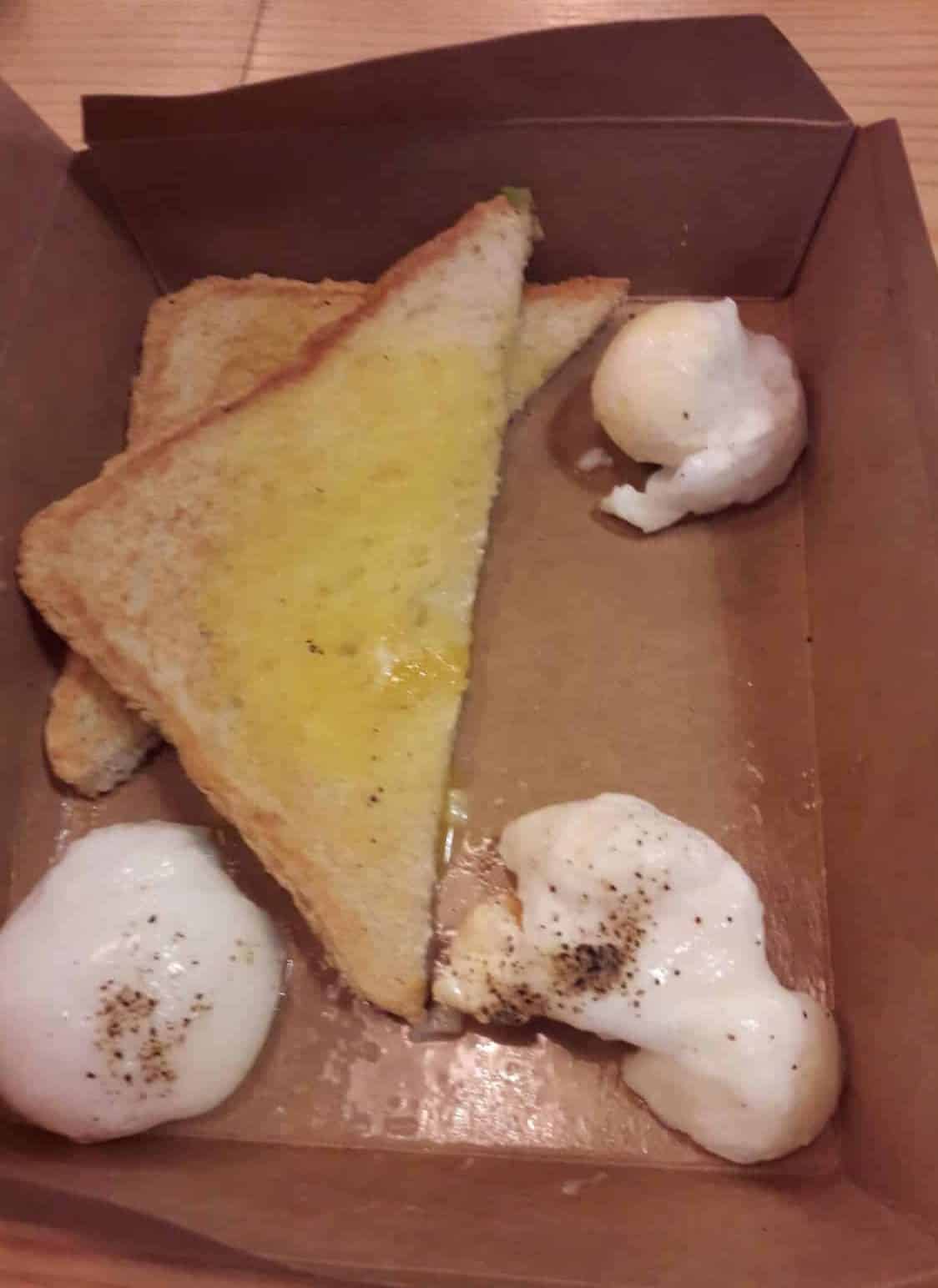 На что похож худший завтрак в аэропорту? Вот, как выглядят яйца возле тоста за £5,70