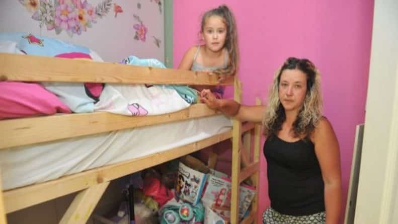 Недвижимость: Мать обвиняет муниципалитет в том, что ее многодетная семья ютится в крошечной квартирке