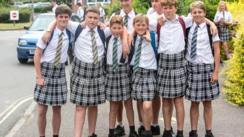 Общество: Школа запретила мальчикам носить шорты, а вот юбки им надевать можно