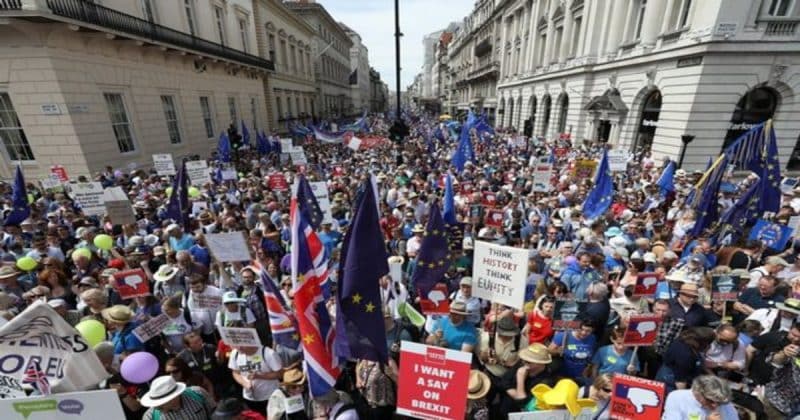 Общество: Тысячи британцев вышли на митинг за новый референдум по Brexit