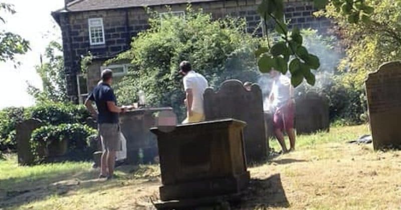 Общество: В Западном Йоркшире компания с детьми устроила пикник на кладбище