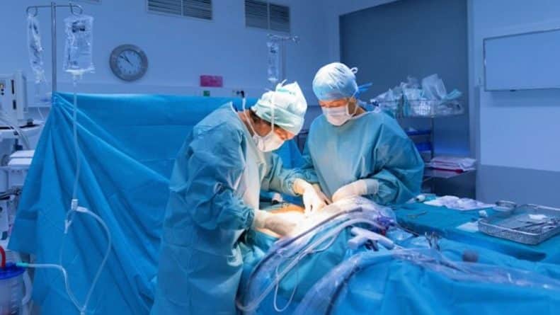 Здоровье и красота: NHS сократит 17 стандартных процедур, включая уменьшение груди и удаление миндалин, чтобы сэкономить £200 млн