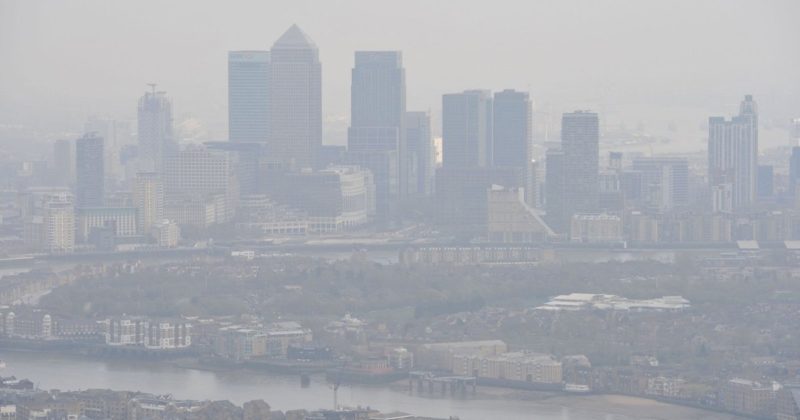 Общество: Чтобы уменьшить загрязнение воздуха, стоимость парковки в центре Лондона повысят до £7,35 за час