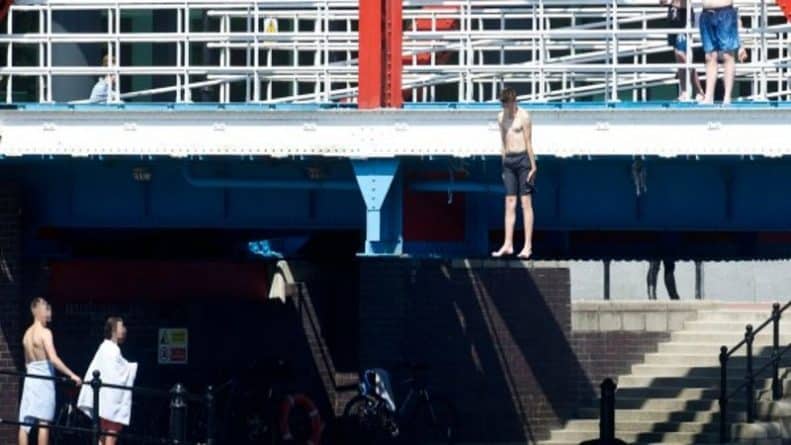 Здоровье и красота: Спасатели Манчестера бьют тревогу: дети без страха прыгают в воду с мостов в Salford Quays