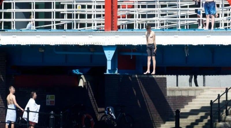 Спасатели Манчестера бьют тревогу: дети без страха прыгают в воду с мостов в Salford Quays 06072018 Здоровье и красота: Спасатели Манчестера бьют тревогу: дети без страха прыгают в воду с мостов в Salford Quays