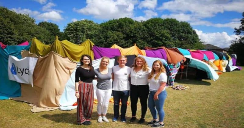 Общество: Студенты из Ковентри соорудили самую большую в мире крепость из одеял для бездомных