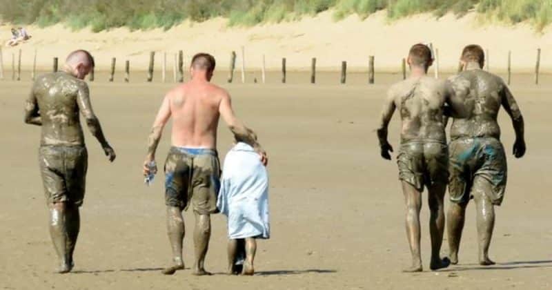 Общество: Четверых взрослых и ребенка, решивших прогуляться по морю во время отлива, вызволили из ила