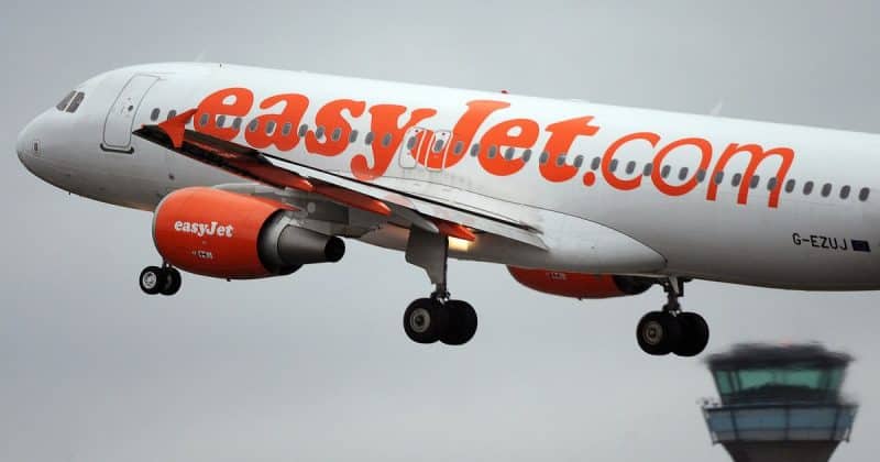 Общество: Британка устроила дебош на борту easyJet из-за вина, которое стюардессы не подавали