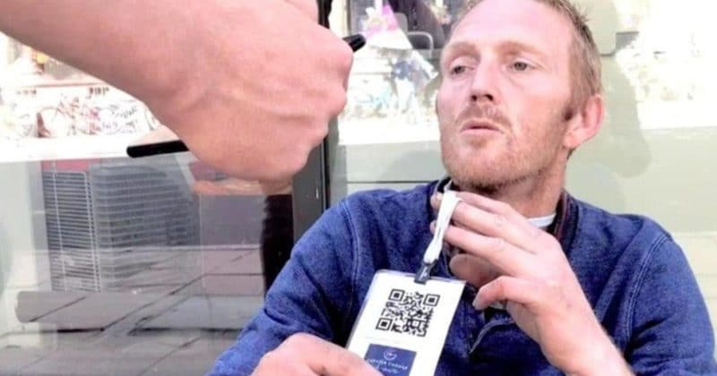 Общество: Бездомным на шею повесили QR-коды, чтобы люди могли жертвовать деньги через смартфон