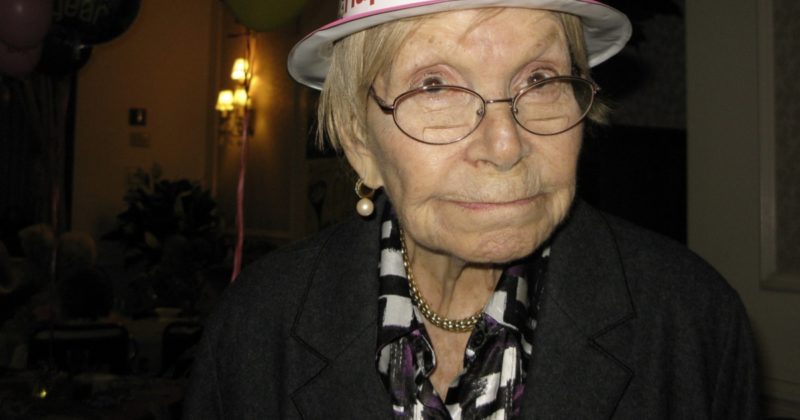 Общество: 95-летняя бабушка отбилась от пятерых грабителей, и за это была вознаграждена конфетами