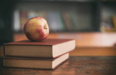 книги и яблоко