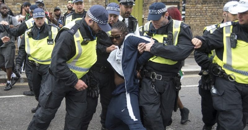 Популярное: Беспорядки на Notting Hill Carnival: за день арестовали больше 125 человек
