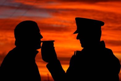 полицейский измеряет уровень алкоголя