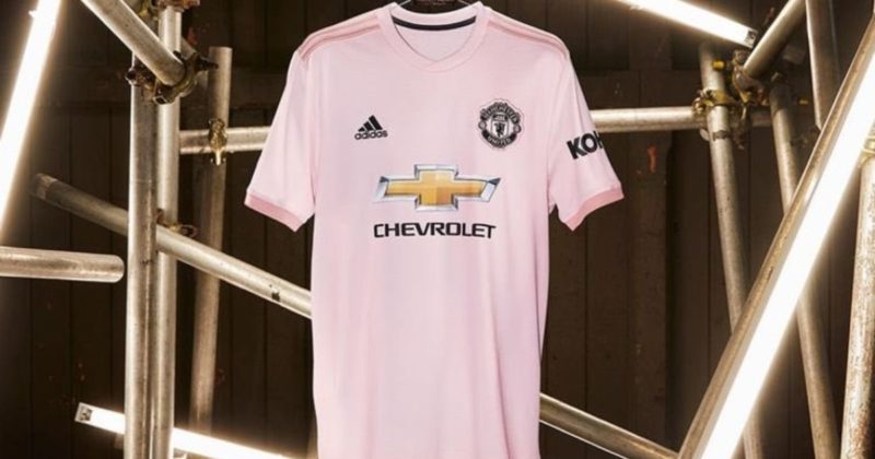 Спорт: Красные дьяволы стали гламурными: Манчестер Юнайтед презентовал новый вариант формы в розовом цвете