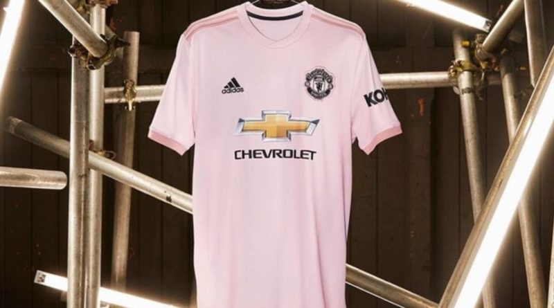 Спорт: Красные дьяволы стали гламурными: Манчестер Юнайтед презентовал новый вариант формы в розовом цвете