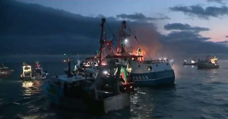 Происшествия: Война за гребешки: французские рыбаки устроили морской бой с британскими (видео)