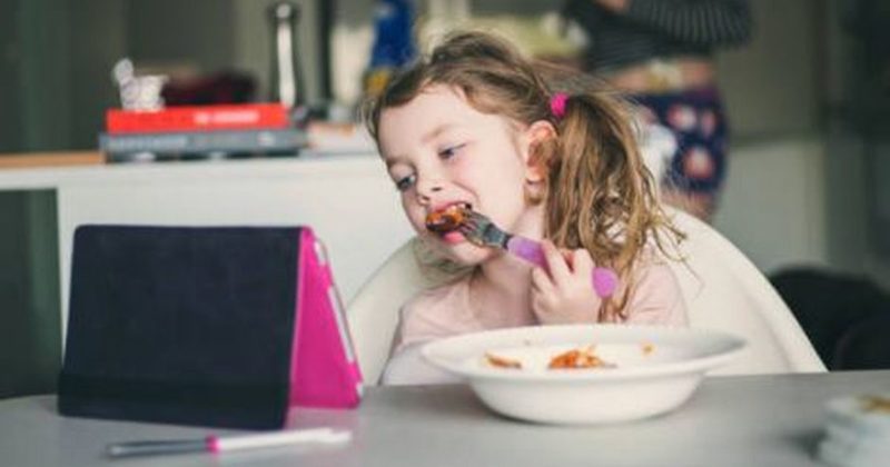 Общество: Можно ли детям пользоваться гаджетами во время обеда? Вот, что думают родители Манчестера