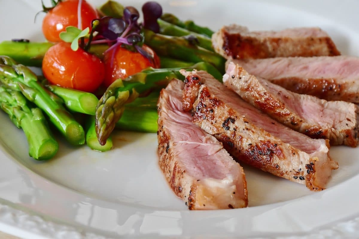 следите за текстурой и поверхностью мяса мясо с овощами