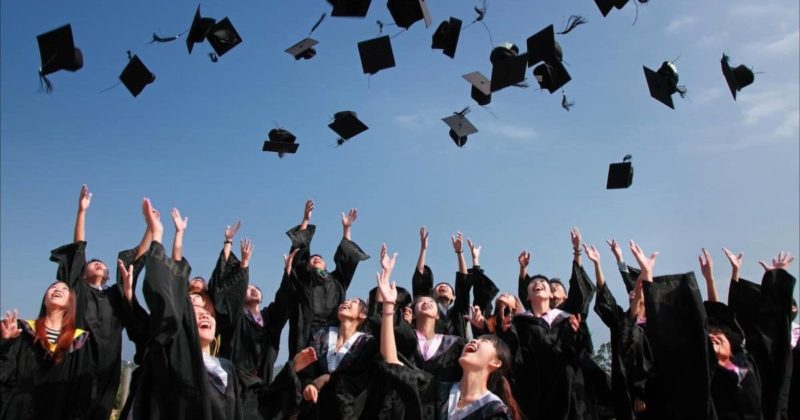Общество: Почти половина выпускников Йоркшира “слишком умна” для должностей, которые они занимают