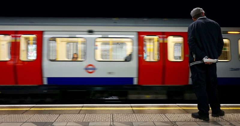 Общество: Пассажиры лондонского метро делятся историями о “худшем человеке, который им когда-либо встречался в метро”