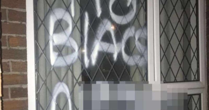 Общество: Расисты оставили грубое послание семье в первый же день их переезда в Большой Манчестер