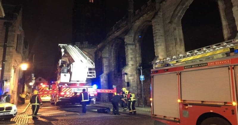 Происшествия: Спасатели сняли двух пьяных мужчин, застрявших на вершине Кафедрального собора Ковентри