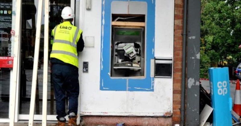 Происшествия: Дерзкая кража в Большом Манчестере: воры украли наличные, полностью уничтожив банкомат