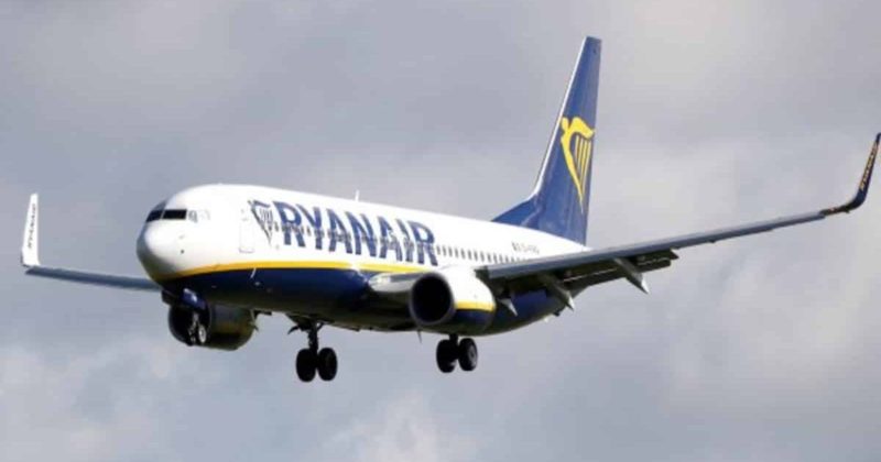 Общество: Бортпроводники Ryanair отказали ребенку в бесплатных чипсах и воде после 4-часовой задержки вылета