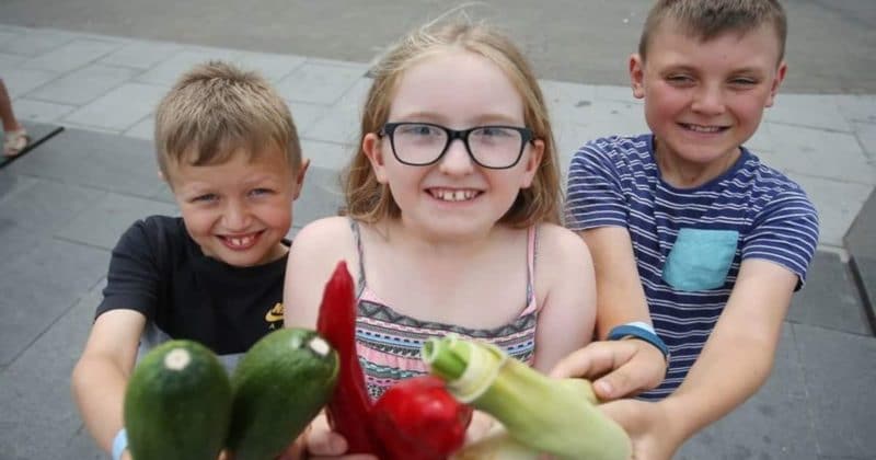 Досуг: В Снинтоне детям раздали бесплатные овощи и фрукты в рамках годичной кампании здорового питания