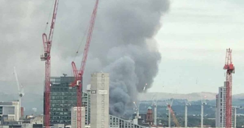 Происшествия: Больше 50 пожарных пытаются погасить огромное пламя горящей фабрики в Ардвике