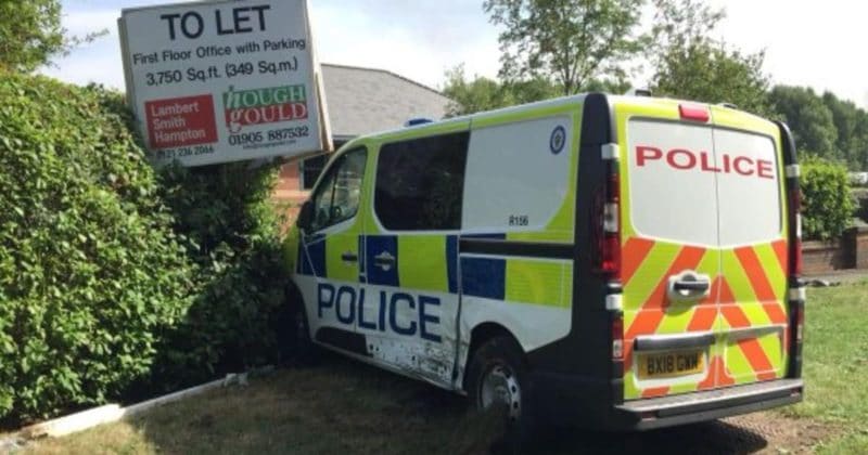 Происшествия: Авария с участием полицейского фургона в Ковентри: один офицер ранен