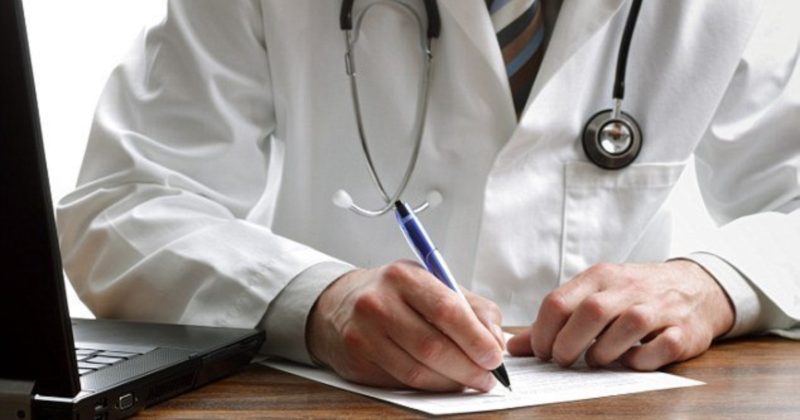 Здоровье и красота: Британских врачей призывают писать разборчивым почерком на простом английском языке