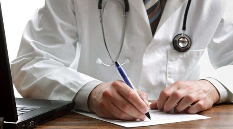 Здоровье и красота: Британских врачей призывают писать разборчивым почерком на простом английском языке