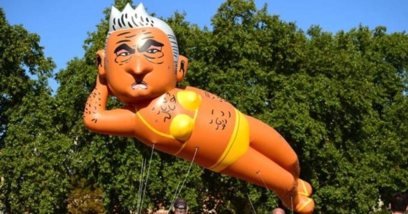 Политика: В столице запустили огромный воздушный шар в виде мэра Лондона, одетого в бикини