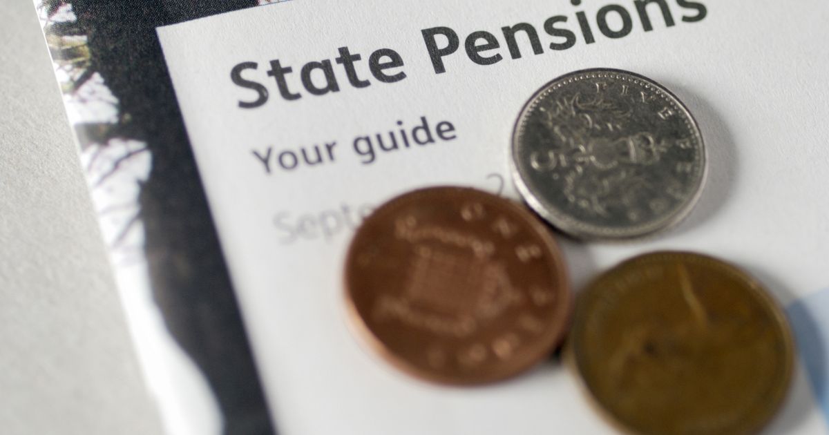 Три вида пенсии в Великобритании документы и монеты