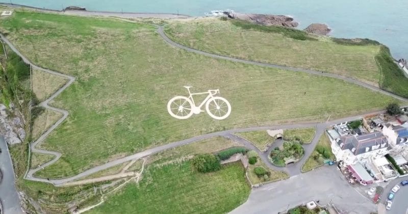 Общество: В Девоне вандалы превратили велосипед Тура Британии в гигантский пенис