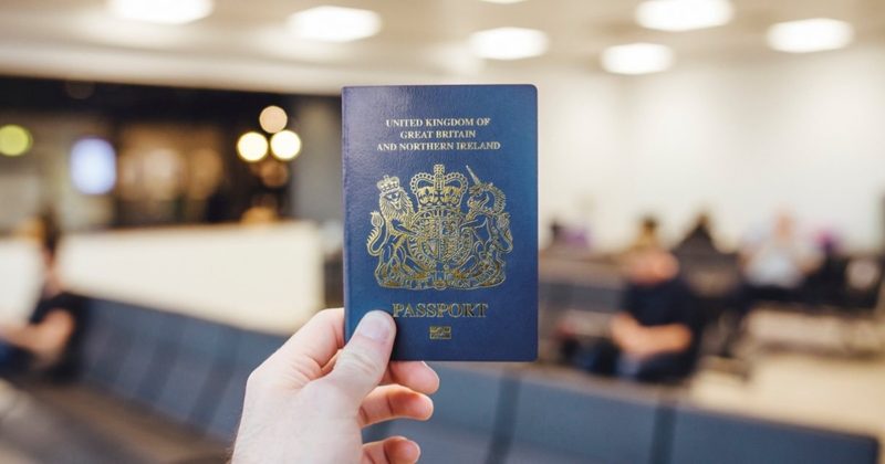 Общество: Британцам начнут выдавать "новые-старые" синие паспорта со следующего года