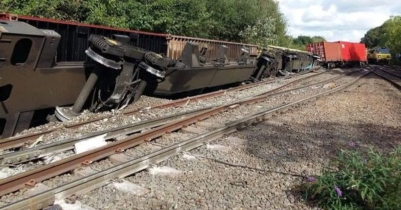 Происшествия: Грузовой поезд перевернулся в Уорикшире, ожидаются серьезные задержки поездов