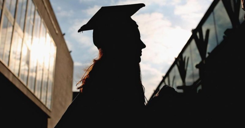 Общество: В Оксфорде студентку не допустили к церемонии выдачи дипломов из-за носков