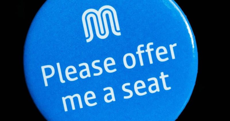Популярное: "Пожалуйста уступите мне место": в Большом Манчестере раздают значки для желающих ехать сидя