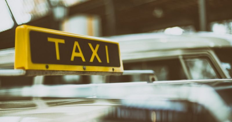 Общество: Таксистов могут заставить доказывать свой уровень английского, чтобы получить лицензию